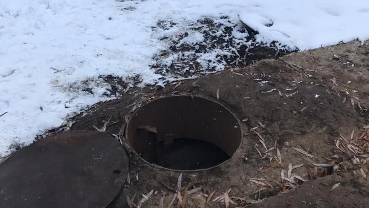 Коммунальщик нашел мертвеца в канализационном колодце в Балакове