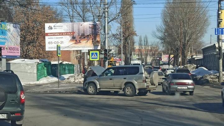 В результате ДТП в Кировском районе "Хендай" оказался на тротуаре