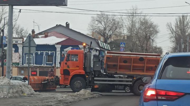 «КамАЗ» и две иномарки заблокировали движение на Вольской в Саратове