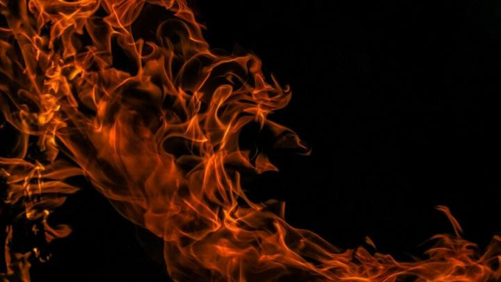 «Десятка» стала жертвой пожара в Духовницком районе