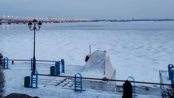 Мужчина и женщина чуть не провалились под лед на набережной Саратова