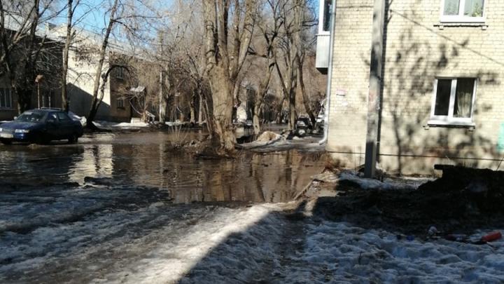 Затопленный тротуар преградил путь жителям Заводского района