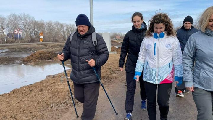 Николай Панков прогулялся с жителями по велодорожке до места приземления Гагарина 