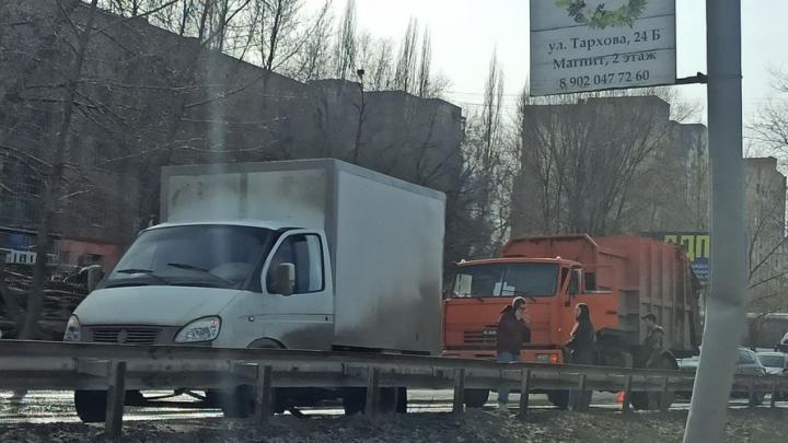 Пробка на Тархова в Саратове: столкнулись три машины