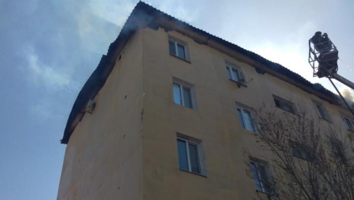 Пятиэтажный дом горит в Озинках