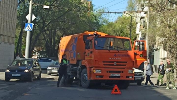 Поливальная машина и иномарка блокировали улицу Лермонтова в Саратове