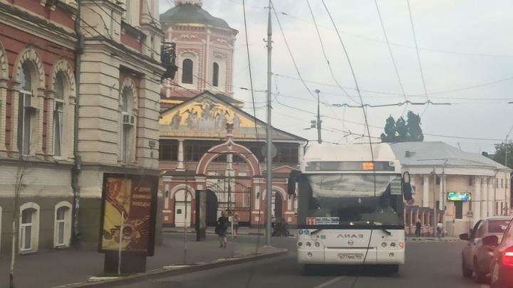 Оборванные провода валяются на дороге около Музейной площади в Саратове