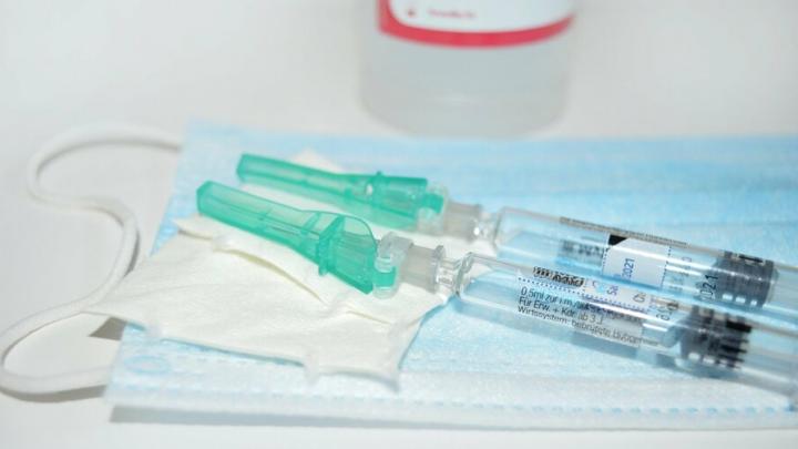 Введение обязательной вакцинации не исключают в Саратовской области 