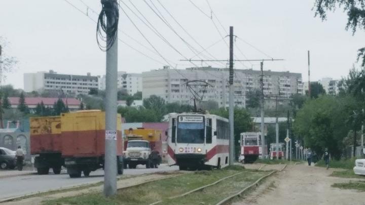 Трамвай сошел с рельсов в Заводском районе Саратова