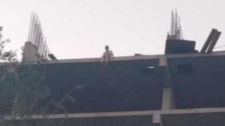 Дети начали опасные игры на крыше недостроенной десятиэтажки в Саратове
