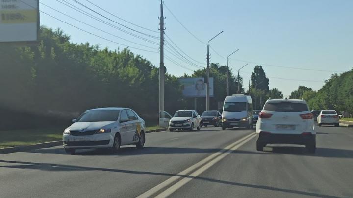 Такси и иномарка парализовали движение на Шехурдина в Саратове