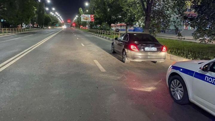 На пешеходном переходе в Саратове Mercedes сбил девушку