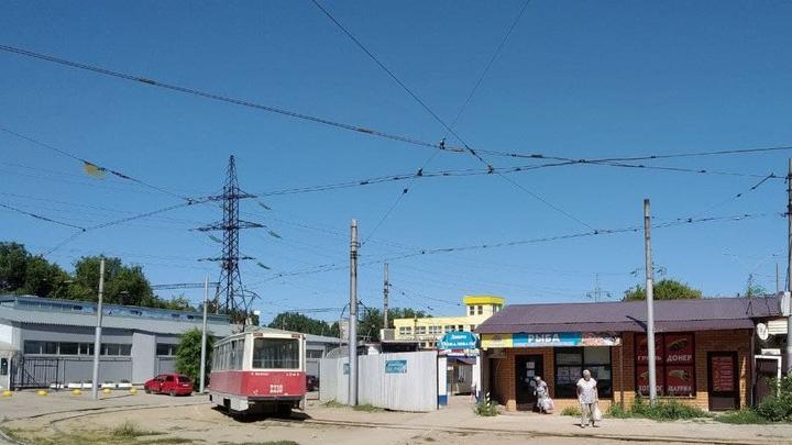 У Комсомольского поселка в Саратове встали трамваи двух маршрутов