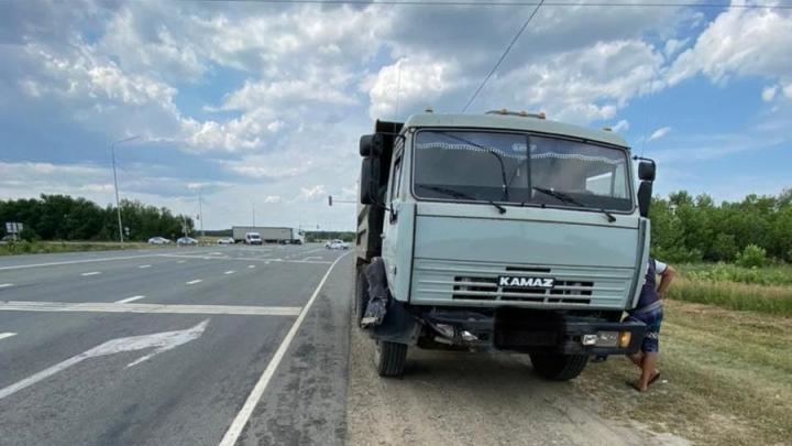 Водитель "Лады" не пропустил "КамАЗ" в Саратовском районе и попал в больницу