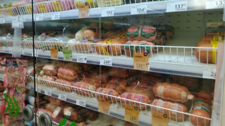 Саратовцы стали покупать больше колбасы, но почти не заказывают шкафы