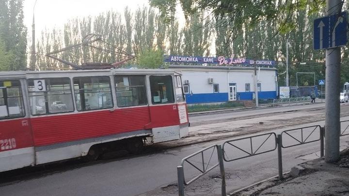Трамвай сошел с рельсов у остановки "Вавилова"