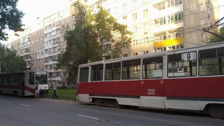 Трамвай сошел с рельсов на Клиническом путепроводе в Саратове