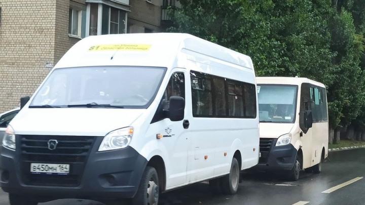 Два маршрутных такси в Саратове догнали друг друга 