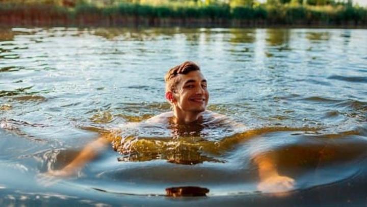 Житель Пугачева пошел купаться и лишился 128 тысяч рублей 