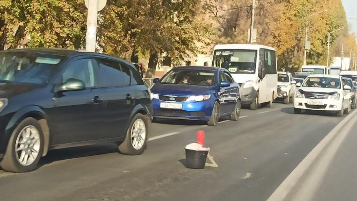Две иномарки создали пробку на Ново-Астраханском шоссе