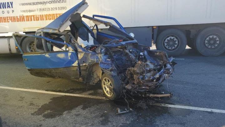 Водитель "Оки" погиб в тройной аварии под Саратовом