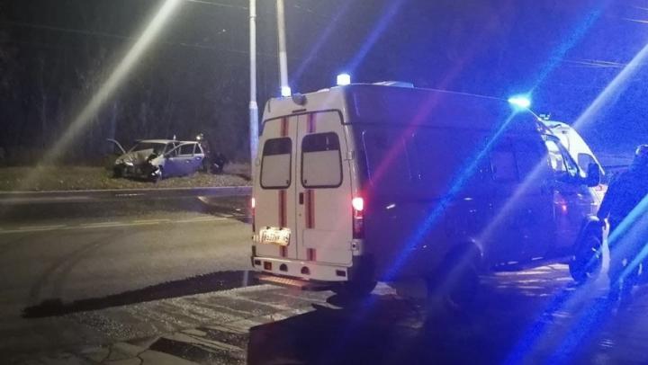 Водители попали в больницу после аварии у автозаправки в Заводском
