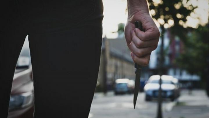 Мужчина искромсал ножом возлюбленную, пытаясь помириться после ссоры 