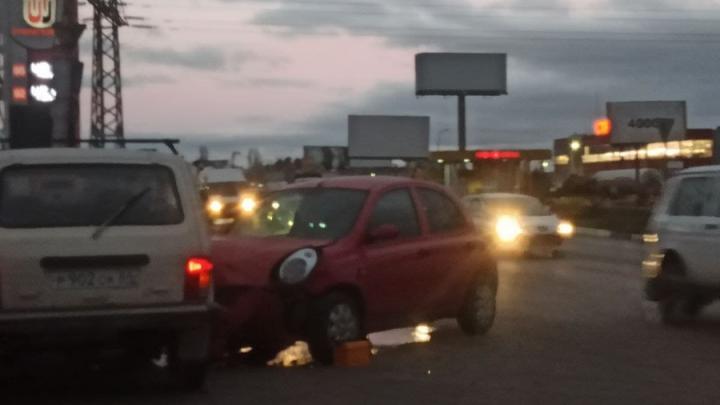 Водители не могут въехать в Саратов из-за аварии на Вольском тракте