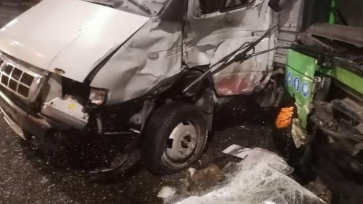В Саратове водитель "Газели" оказался в больнице после столкновения с автобусом