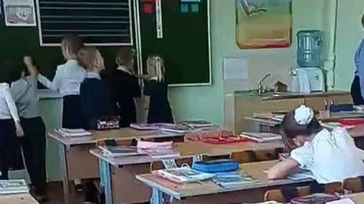 В саратовских школах на два года ограничат массовые мероприятия, но не запретят их