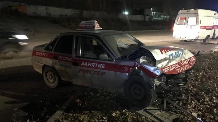 Учебная машина попала в аварию в Заводском районе