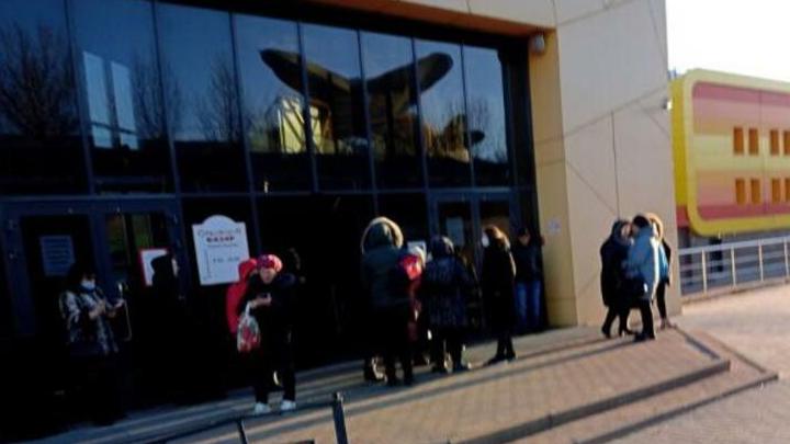 Эвакуация из торговых центров: саратовцы говорят о протесте против QR-кодов