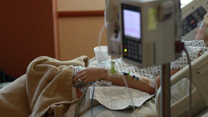 В Саратове госпитализирована беременная с ковидом в крайне тяжелом состоянии