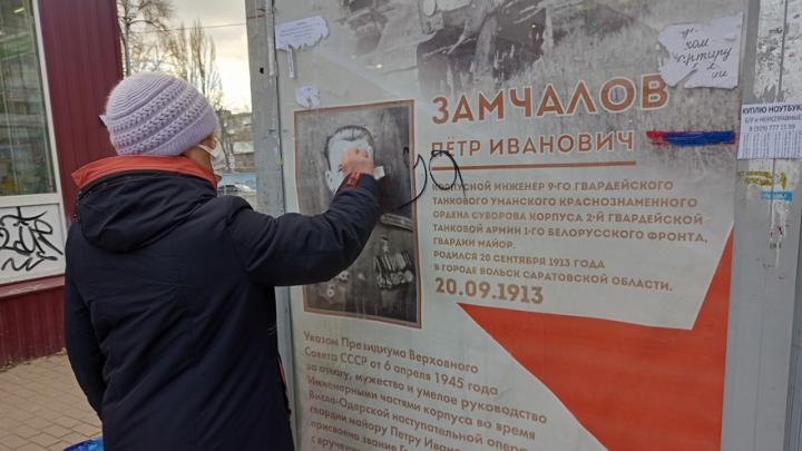 Саратовская пенсионерка очистила остановку от хулиганских надписей