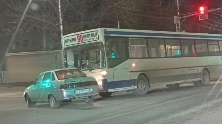 Автобус № 90 попал в аварию в Заводском районе
