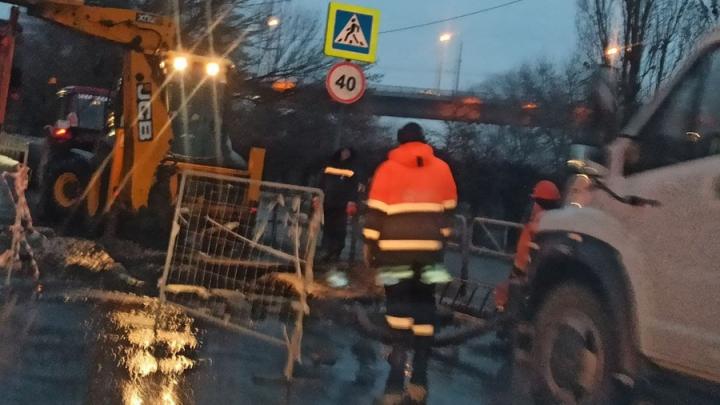 На Саратовском мосту собирается пробка из-за коммунальных работ на Набережной