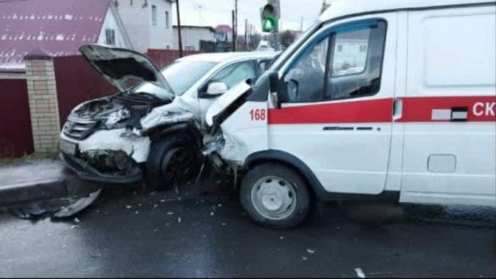 "Скорая" снова попала в аварию в Саратове: трое в больнице
