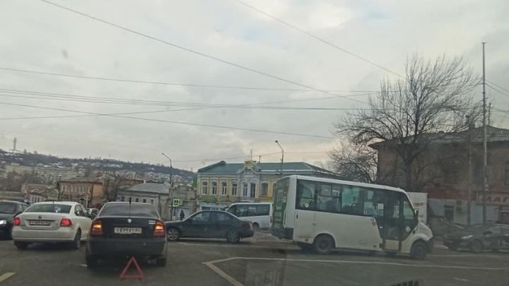В Саратове маршрутка № 73 попала в аварию