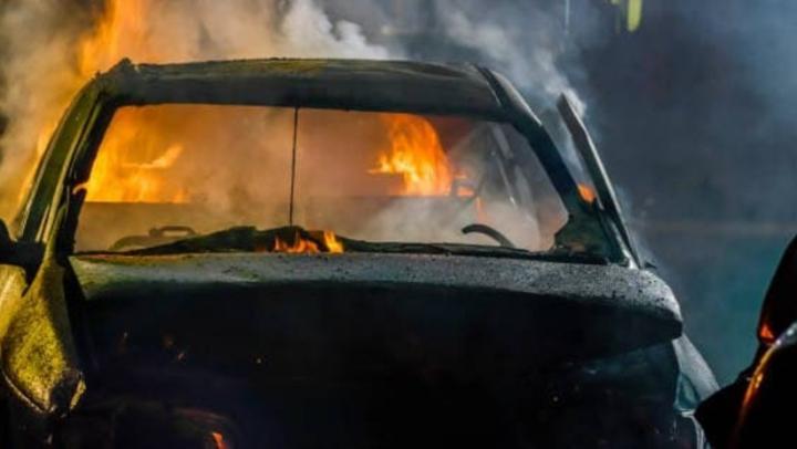 В Саратовской области огонь уничтожил гараж и иномарку