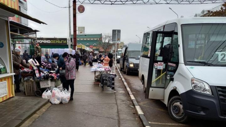 Нелегальная торговля в центре Энгельса мешает работе общественного транспорта
