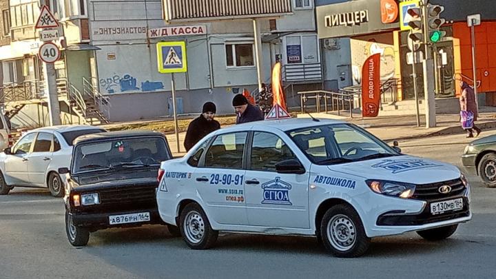 У "Оранжевого" в Заводском не разъехались учебный автомобиль и "пятерка"