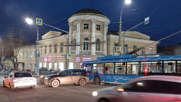 На Московской столкнулись иномарка и троллейбус