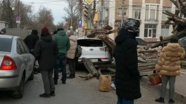 В центре Саратова на машину рухнул аварийный дом