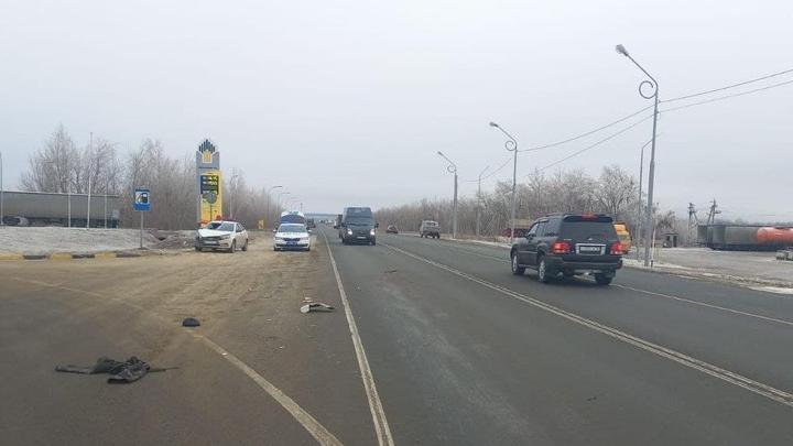 В Саратовском районе пешеход попал под "Весту", а потом его отбросило под "КамАЗ"