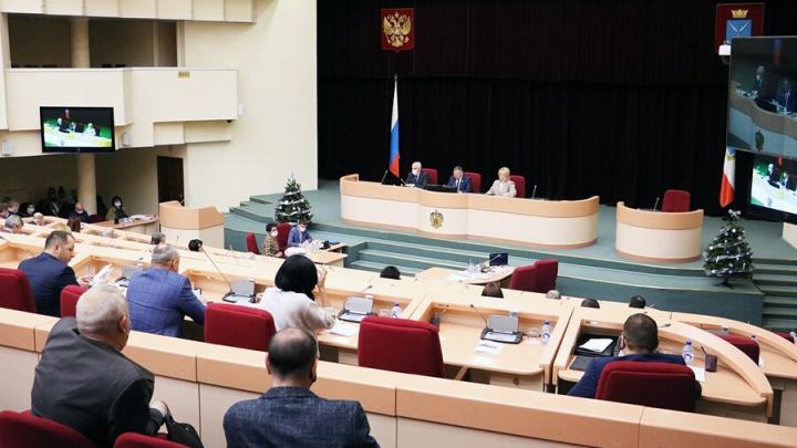 Депутаты областной Думы наградили Почётными грамотами врачей и медицинские учреждения области 