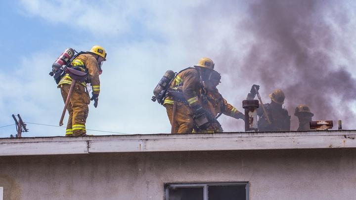 В Заводском районе горели крыша дома и сарай