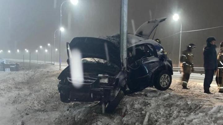 Под Саратовом водитель Hyundai врезался в столб и погиб