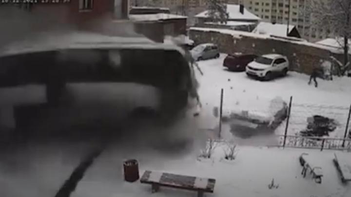 Автобус протаранил семь автомобилей: опубликовано видео