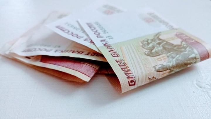 Зарплата в регионе: Саратовцы стали получать на 83 рубля меньше