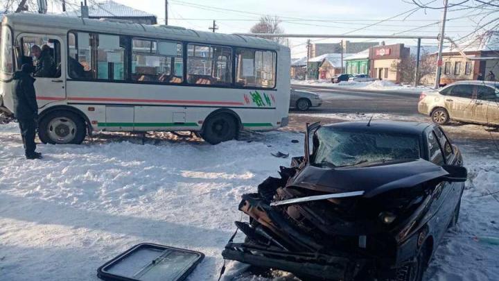 Пять человек пострадали при столкновении автобуса с легковушкой в Балашове